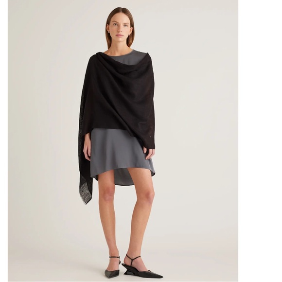 Quince 100% European Linen Black Drape Scarf
Fringe NWOT Preppy - Picture 3 of 5